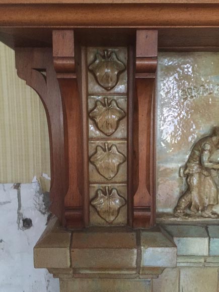 Красивый камин в стиле Ар-Нуво, изготовленный из керамики и орехового дерева, приписанный работе Шарля Гребера, украшенный фризом с изображениями работников.-7