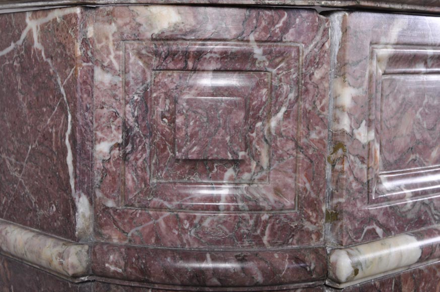 Красивый старинный камин в стиле Людовика XVI с закруглёнными углами, изготовленный из мрамора Hautacam.-3