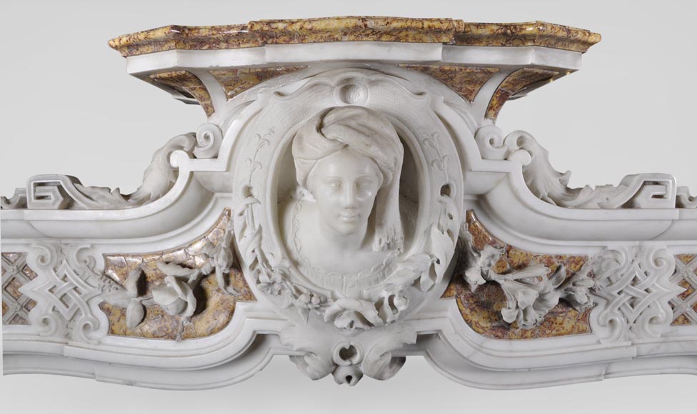 Великолепный старинный камин конца 18 века, изготовленный из скульптурного мрамора и мрамора брокатель, украшенный ангелочком.-1
