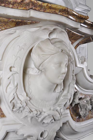 Великолепный старинный камин конца 18 века, изготовленный из скульптурного мрамора и мрамора брокатель, украшенный ангелочком.-2