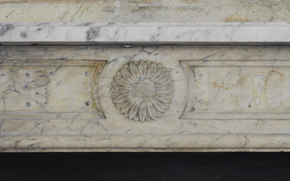 Камин эпохи Людовика XVI, изготовленный из каррарского мрамора, украшенный цветочными орнаментами.-1