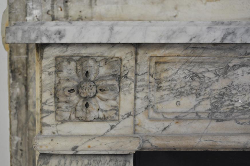 Камин эпохи Людовика XVI, изготовленный из каррарского мрамора, украшенный цветочными орнаментами.-3