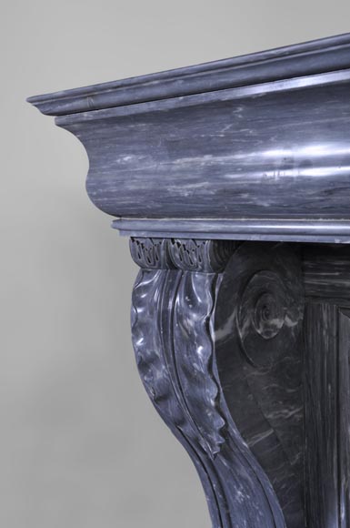 Красивый камин в стиле эпохи Реставрации, изготовленный из мрамора синий Тюркин, украшенный львиными лапами.-3