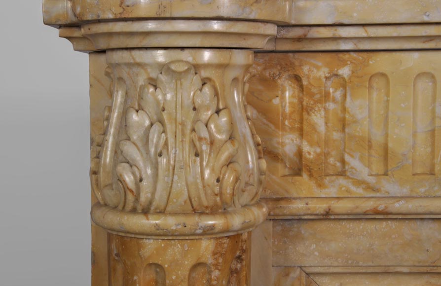 Красивый старинный камин в стиле Людовика XVI с полуколоннами, изготовленный из жёлтого мрамора из Сиены.-3