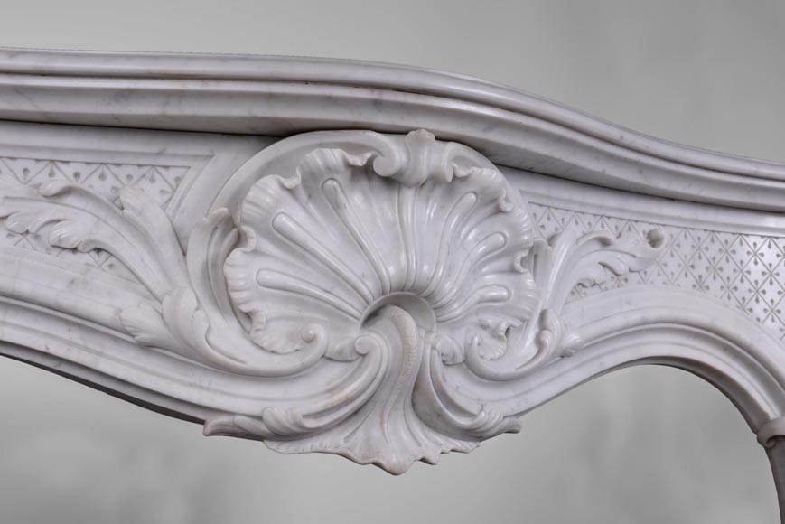 Красивый камин в стиле Людовика XV, украшенный пышными орнаментам, изготовленный из белого каррарского мрамора.-1
