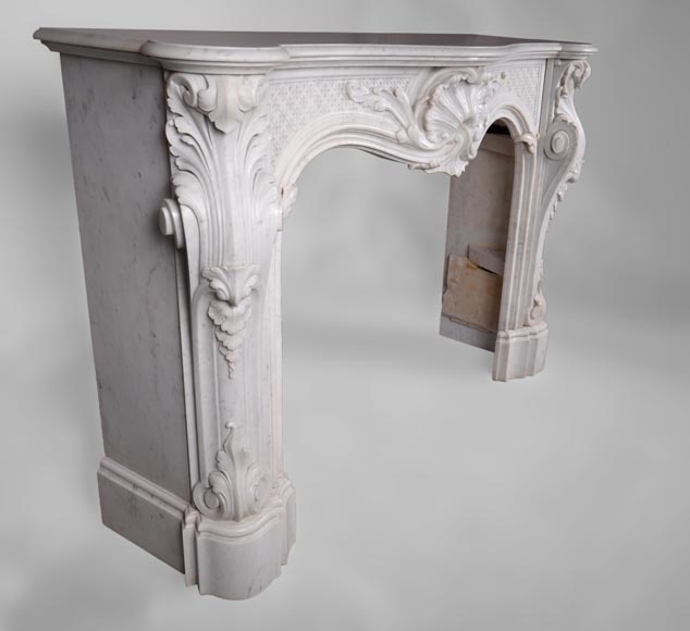 Красивый камин в стиле Людовика XV, украшенный пышными орнаментам, изготовленный из белого каррарского мрамора.-2