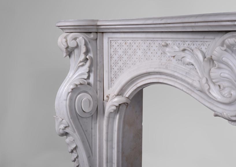 Красивый камин в стиле Людовика XV, украшенный пышными орнаментам, изготовленный из белого каррарского мрамора.-3