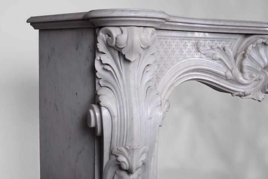 Красивый камин в стиле Людовика XV, украшенный пышными орнаментам, изготовленный из белого каррарского мрамора.-4