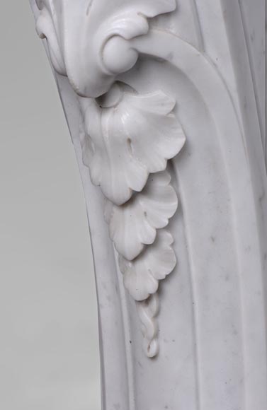 Красивый камин в стиле Людовика XV, украшенный пышными орнаментам, изготовленный из белого каррарского мрамора.-5