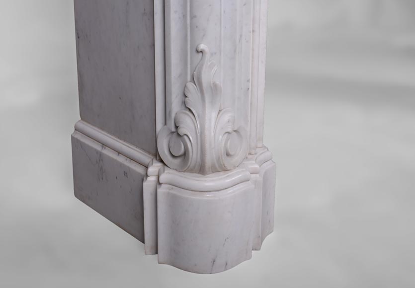 Красивый камин в стиле Людовика XV, украшенный пышными орнаментам, изготовленный из белого каррарского мрамора.-6