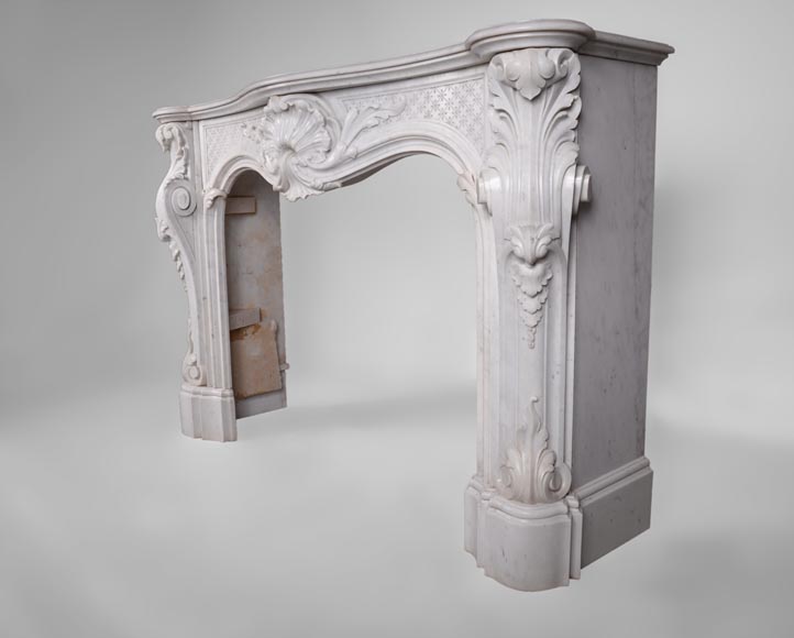 Красивый камин в стиле Людовика XV, украшенный пышными орнаментам, изготовленный из белого каррарского мрамора.-7