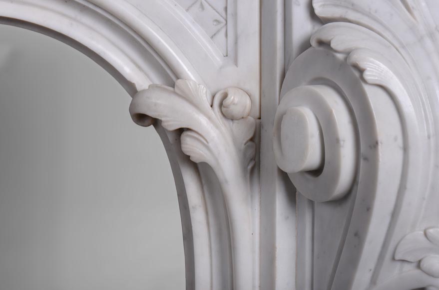 Красивый камин в стиле Людовика XV, украшенный пышными орнаментам, изготовленный из белого каррарского мрамора.-9