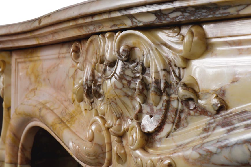 Старинный камин в стиле Людовика XV, изготовленный из мрамора Breccia Nuvolata, украшенный тремя раковинами.-2