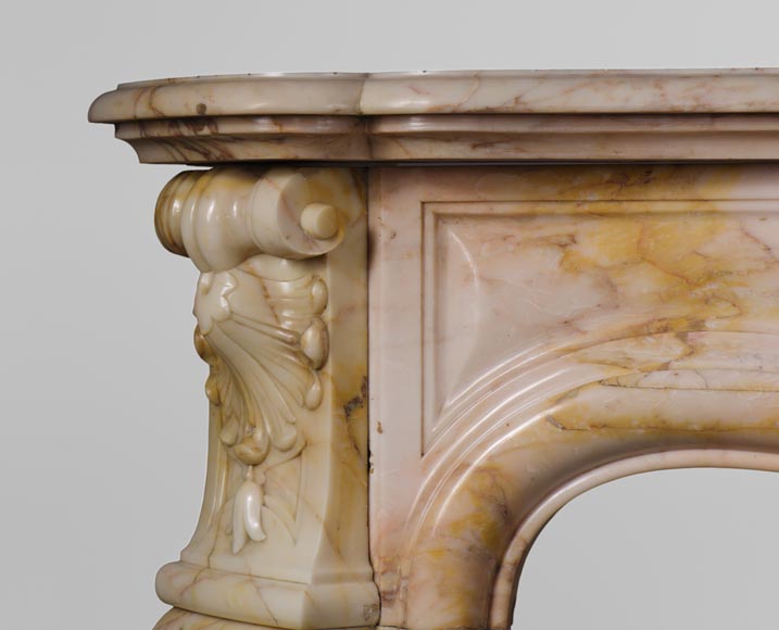 Старинный камин в стиле Людовика XV, изготовленный из мрамора Breccia Nuvolata, украшенный тремя раковинами.-4