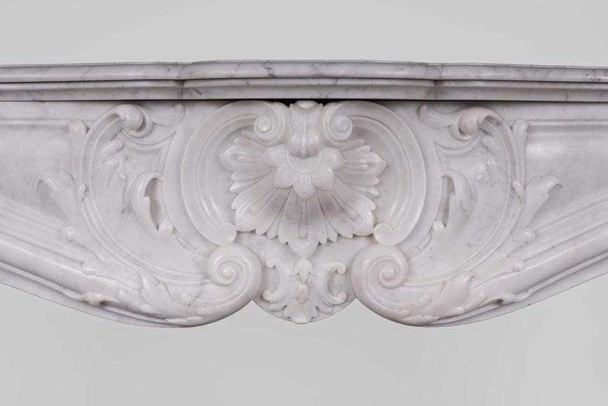 Красивый старинный камин в стиле Людовика XV, изготовленный из белого каррарского мрамора, украшенный пышными орнаментами.-1