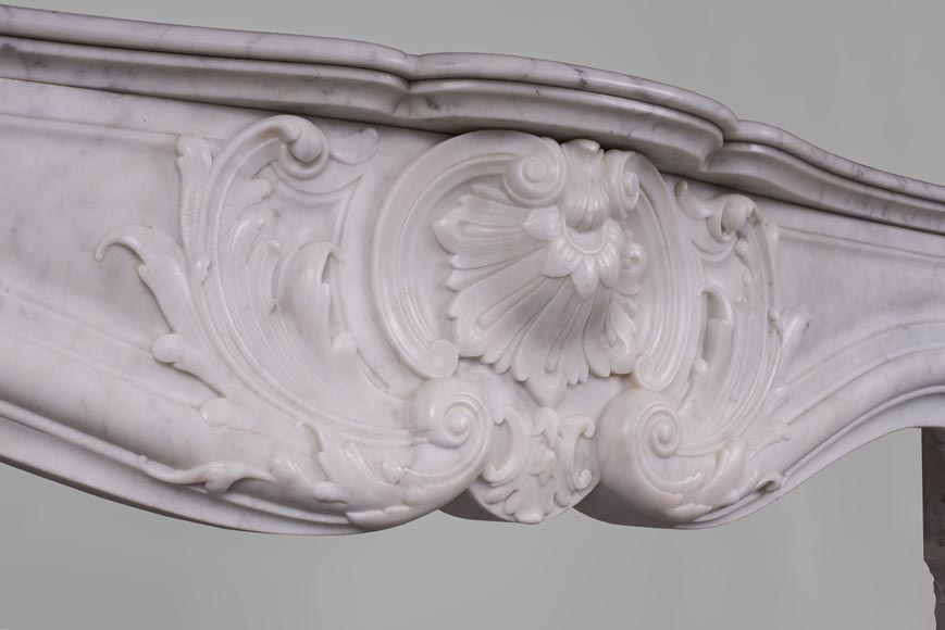 Красивый старинный камин в стиле Людовика XV, изготовленный из белого каррарского мрамора, украшенный пышными орнаментами.-2