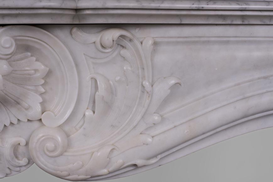 Красивый старинный камин в стиле Людовика XV, изготовленный из белого каррарского мрамора, украшенный пышными орнаментами.-4