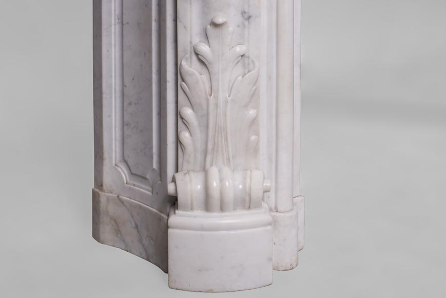 Красивый старинный камин в стиле Людовика XV, изготовленный из белого каррарского мрамора, украшенный пышными орнаментами.-6