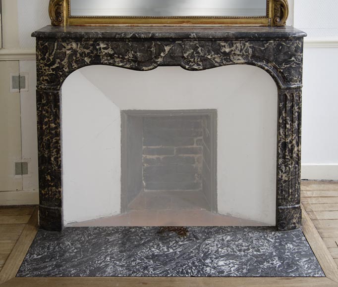 Старинный камин эпохи Регентства, изготовленный в 18 веке из серого мрамора Сант Анн. -0