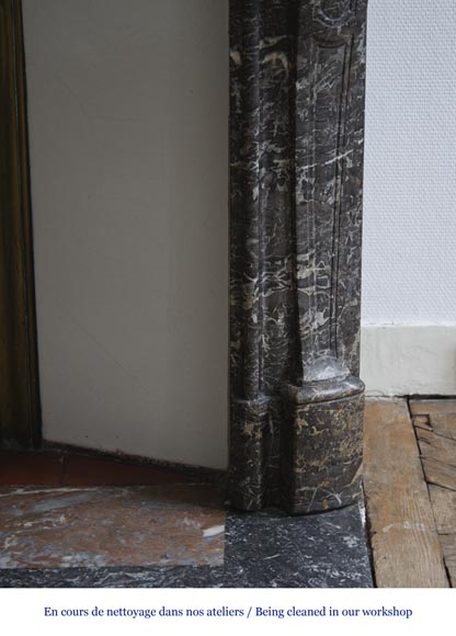 Старинный камин в стиле Людовика XV, изготовленный в 18 веке из серого мрамора Сант Анн. -6