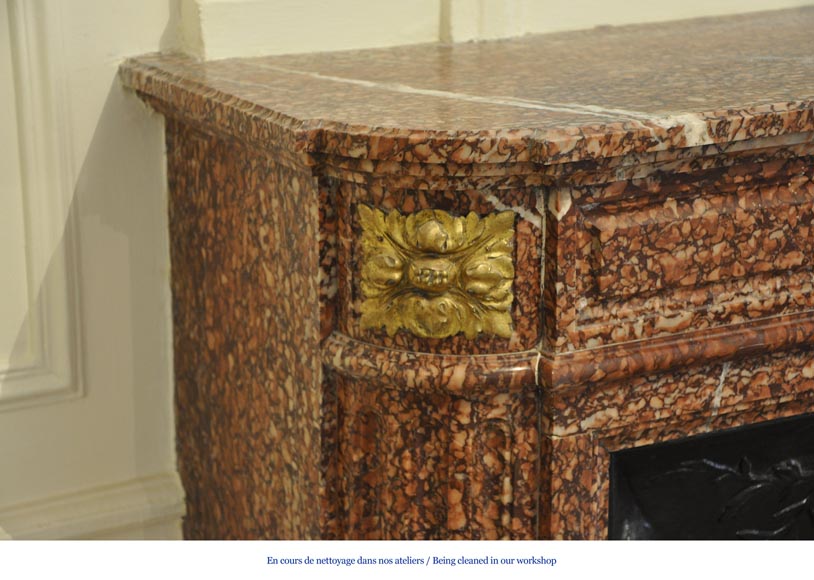 Старинный камин в стиле Людовика XVI с закругленными углами, изготовленный из мрамора Гриотт, украшенный орнаментами из позолоченной бронзы.-3