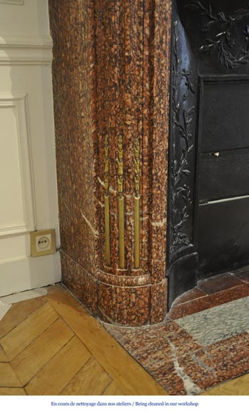 Старинный камин в стиле Людовика XVI с закругленными углами, изготовленный из мрамора Гриотт, украшенный орнаментами из позолоченной бронзы.-4