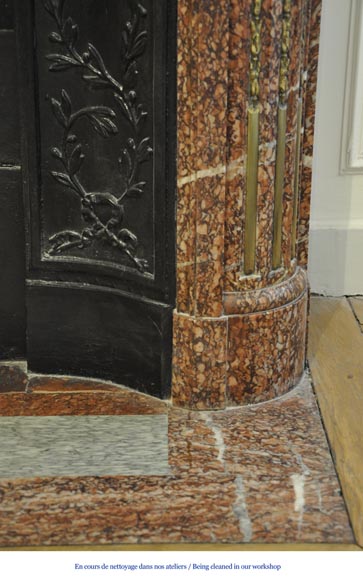 Старинный камин в стиле Людовика XVI с закругленными углами, изготовленный из мрамора Гриотт, украшенный орнаментами из позолоченной бронзы.-7