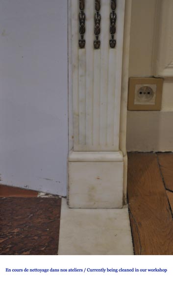 Старинный камин в стиле Людовика XVI, изготовленный из белого каррарского мрамора с прожилками, украшенный орнаментами из позолоченной бронзы.-7