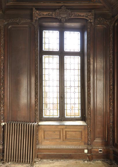 Старинная деревянная обшивка большой комнаты из скульптурного дуба, украшенная охотничьими трофеями и натюрмортами.-2