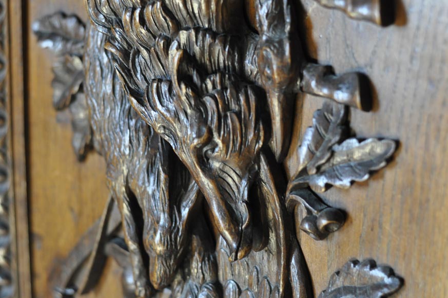 Старинная деревянная обшивка большой комнаты из скульптурного дуба, украшенная охотничьими трофеями и натюрмортами.-12