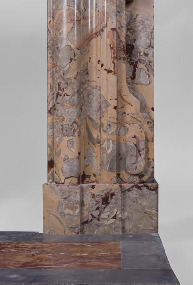 Старинный камин в стиле Людовика XIV, изготовленный из мрамора Сарранколин Илет, с красивой предкаминной плитой.-7