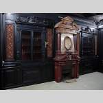 Редкая деревянная комната в стиле Наполеона III из чернёного дерева с монументальным камином из стюка под имитацию порфира.