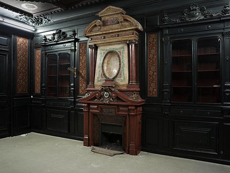 Редкая деревянная комната в стиле Наполеона III из чернёного дерева с монументальным камином из стюка под имитацию порфира.-1