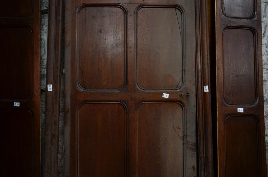 Большая старинная дубовая дверь, украшенная рамками, изготовленная около 1900 года.-2