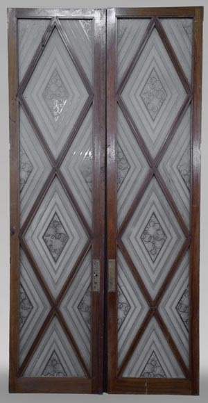 Большая старинная двустворчатая дверь в стиле Ар Деко из дерева и гравированного стекла, украшенная орнаментом из ромбов.-0