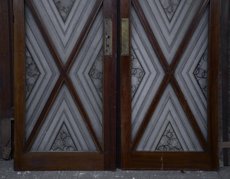 Большая старинная двустворчатая дверь в стиле Ар Деко из дерева и гравированного стекла, украшенная орнаментом из ромбов.-3