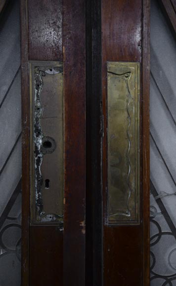 Большая старинная двустворчатая дверь в стиле Ар Деко из дерева и гравированного стекла, украшенная орнаментом из ромбов.-4