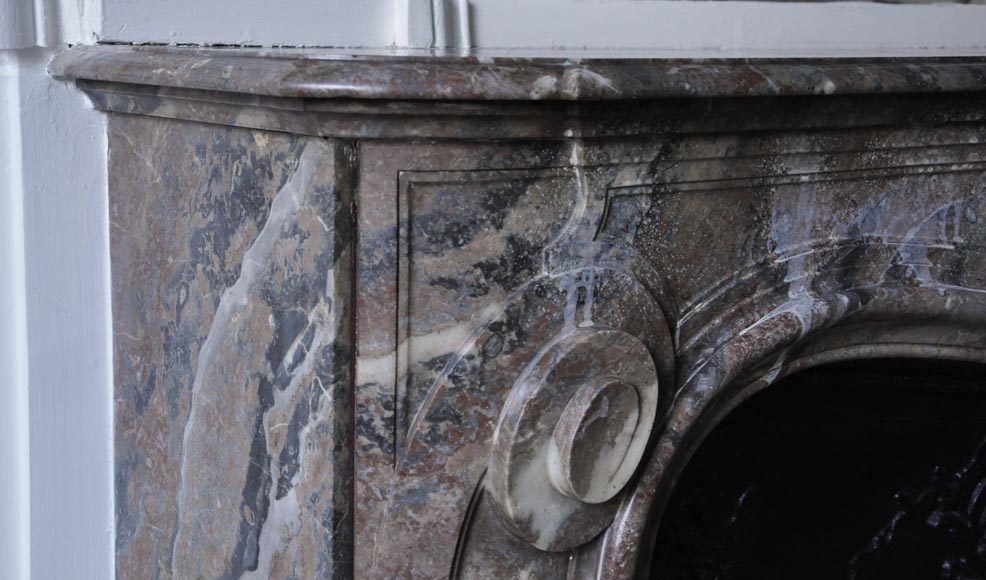 Старинный камин в стиле Людовика XV, изготовленный из Красного Северного мрамора, украшенный раковиной с лиственными орнаментами.-3
