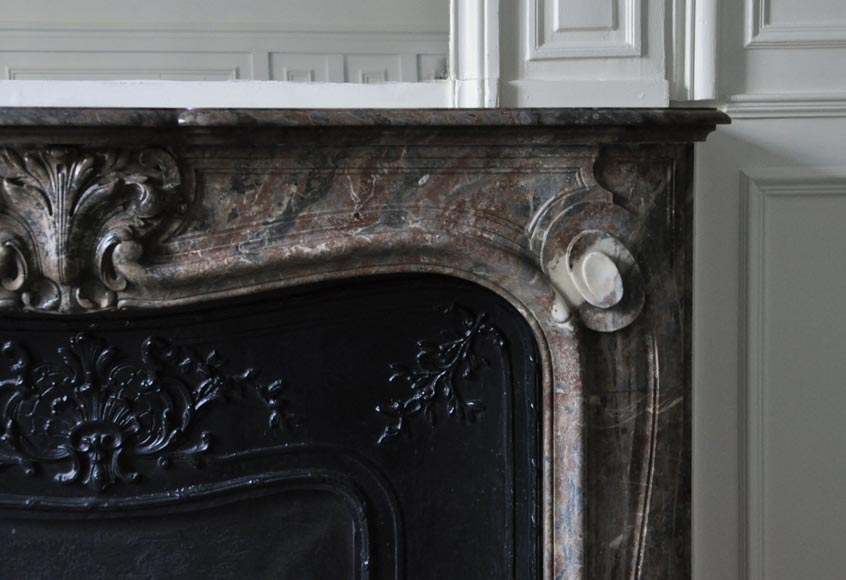 Старинный камин в стиле Людовика XV, изготовленный из Красного Северного мрамора, украшенный раковиной с лиственными орнаментами.-6