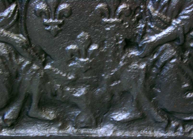 Чугунная задняя стенка топки камина с двумя ангелами, держащими герб-3