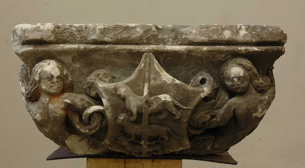 Готическая каменная капитель с гербом-0