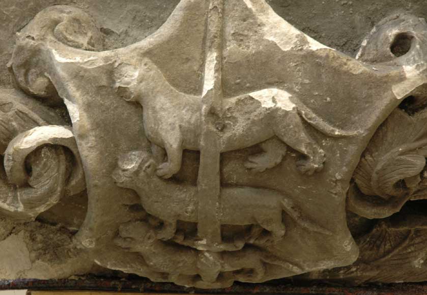 Готическая каменная капитель с гербом-1