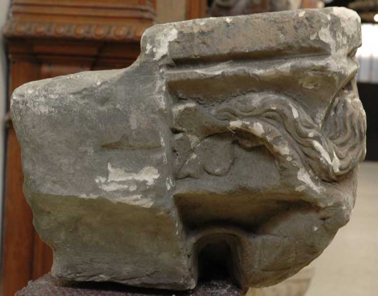 Готическая каменная капитель с гербом-4