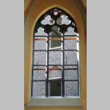 Окно, выполненное из камня региона Суани, в нео-готическом стиле.