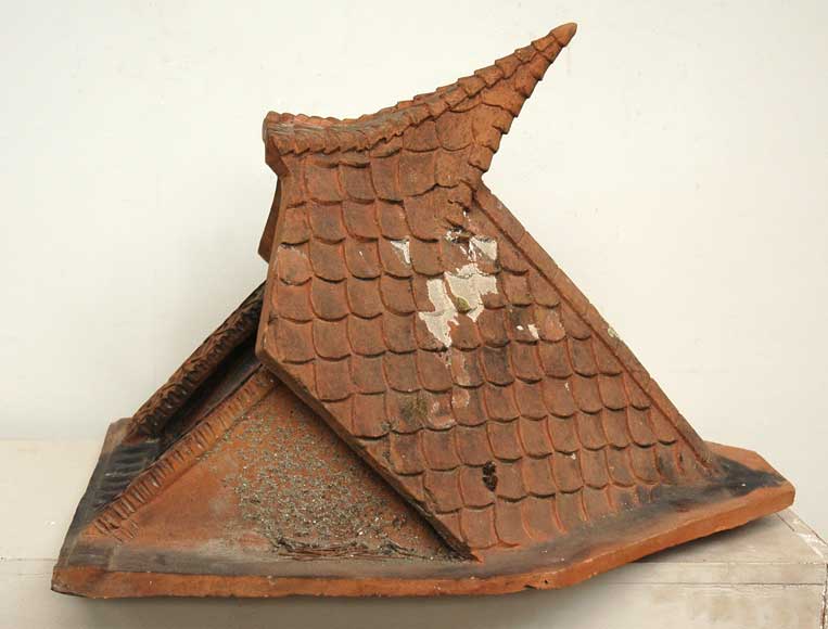 Старинное декоративное украшение крыши из терракоты.-3