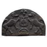 Старинная каминная плита, декорированная щитом и собаками.