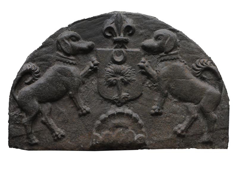 Старинная каминная плита, декорированная щитом и собаками.-0
