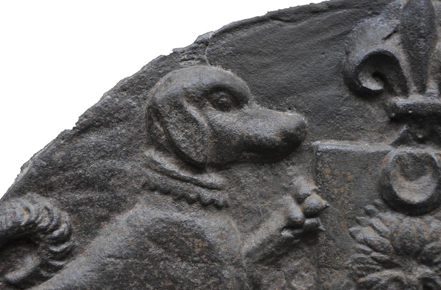 Старинная каминная плита, декорированная щитом и собаками.-1