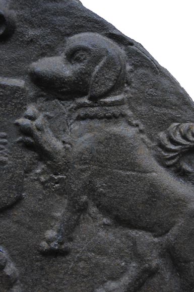 Старинная каминная плита, декорированная щитом и собаками.-2