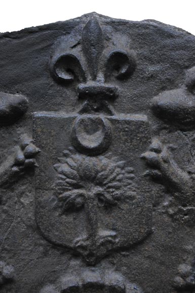 Старинная каминная плита, декорированная щитом и собаками.-3